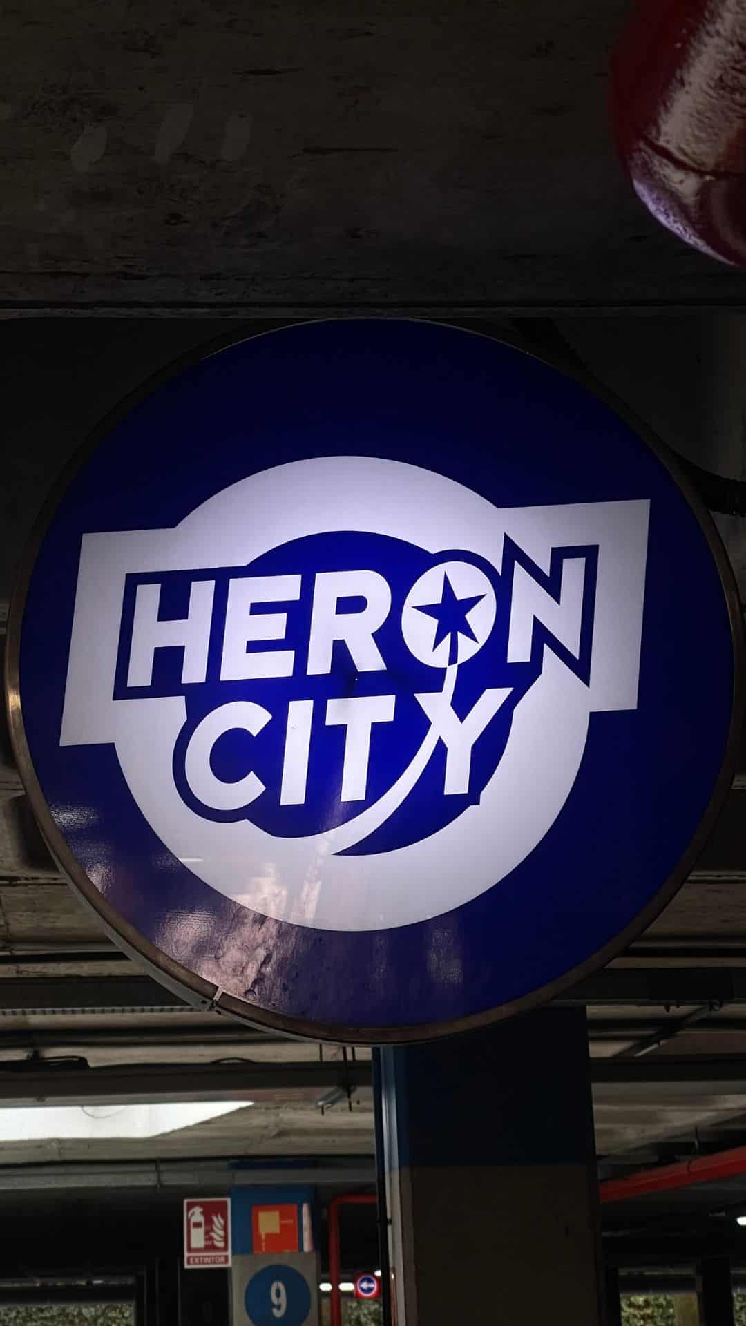 Cartel aparcamiento Heron City en Carwash