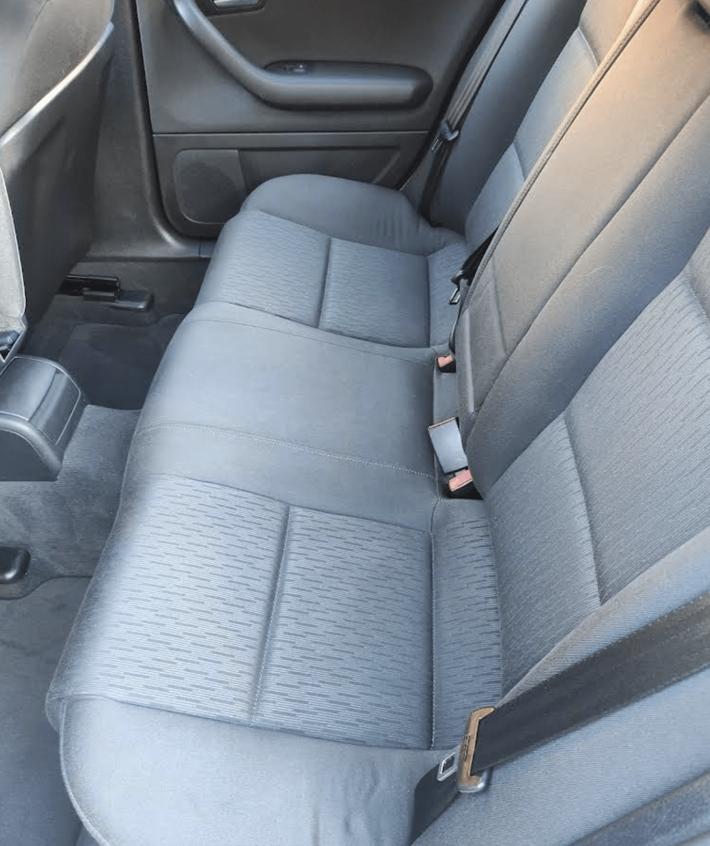 Sillones traseros de coche después de la limpieza de tapiceria